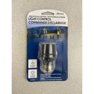 Westek 100W Indoor/Outdoor Dusk To Dawn Light Control Socket NEW